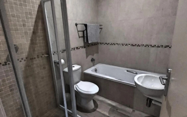 Whale Rock, Modern Beachfront Apartment