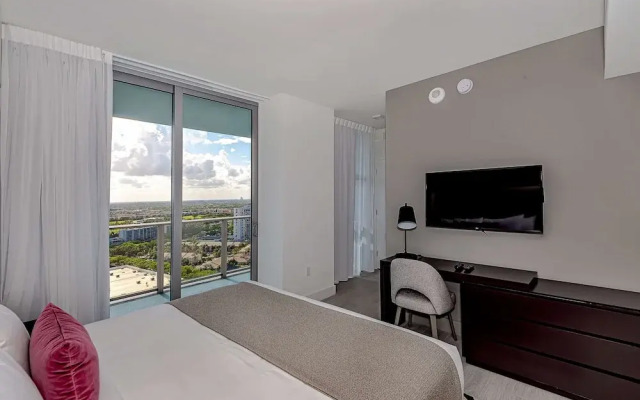 Stunning 25th-Floor Views in Hollywood