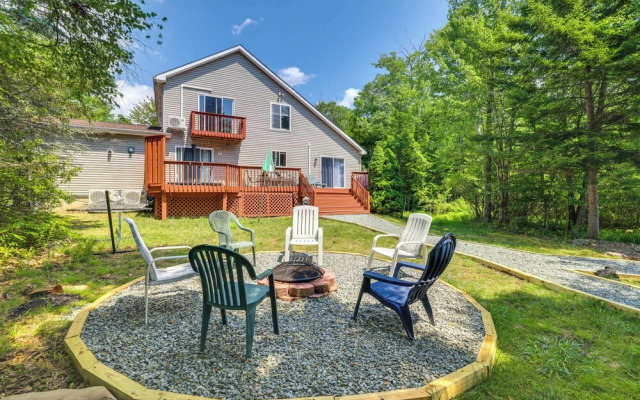 Private Hot Tub: Lakefront Poconos Home!