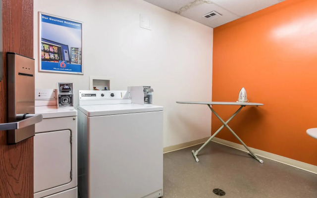 Motel 6 Kingston, ON