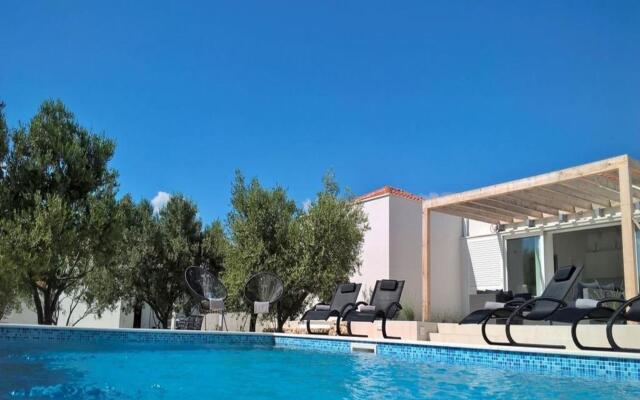 Luxurious Villa in Debeljak with Swimming Pool