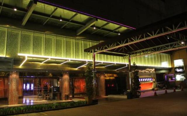 Illigals Hotel & Club