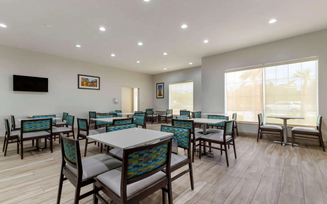 Spark by Hilton Selma
