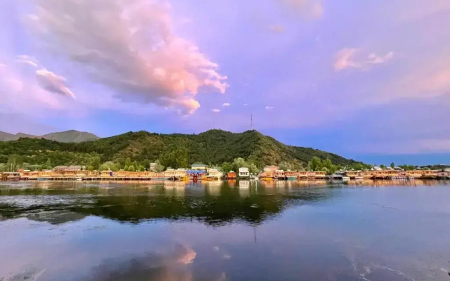Vale of Kashmir Houseboat