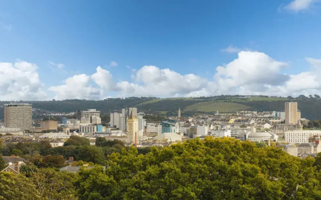 Modern 3 Bed Apartment - Parking
