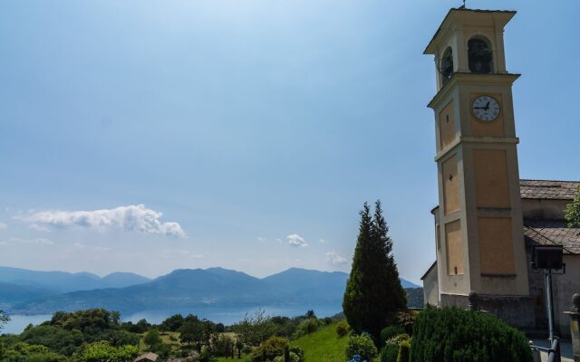 Villa With Private Pool and View of the Lake