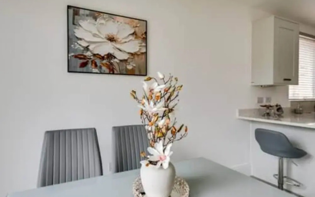 Stylish 4-br House With 3 Ensuite Free Parking