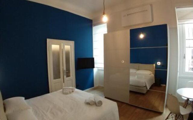 Blue design suite in Casa epoca Isola Garibaldi