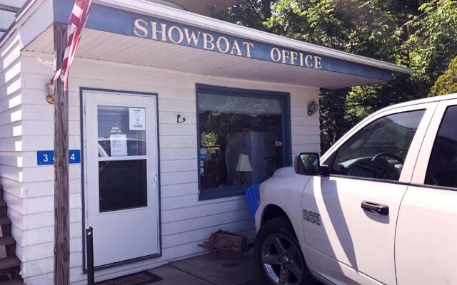 Showboat Motel Restaurant & Bar