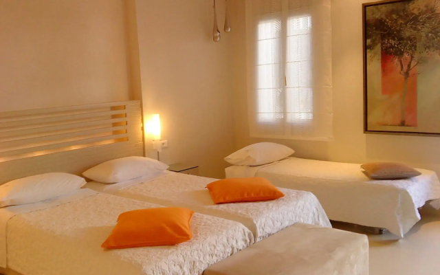 Iria Beach art hotel