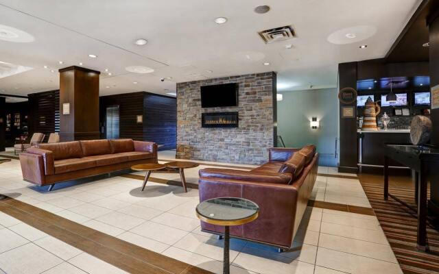 Отель Four Points by Sheraton Toronto Mississauga