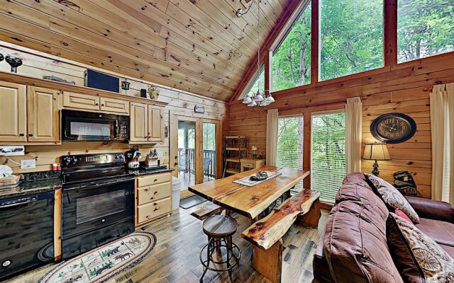 The Bear Essentials Getaway W/ Hot Tub 3 Bedroom Cabin