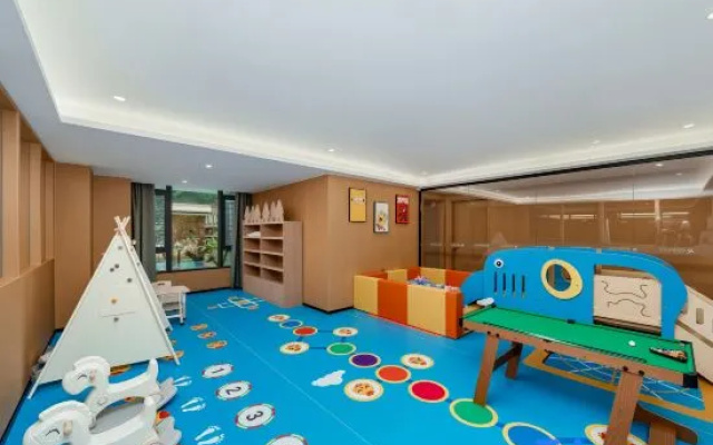 Hechi Rezen Trend Hotel (Jinchengjiang Station Baima Pedestrian Street Branch) – Entertainment – Hechi