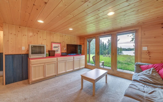 Spacious Soldotna Home w/ Mackey Lake Views!