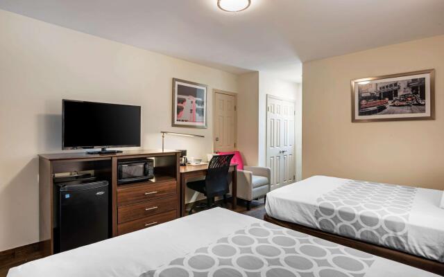 Downtown Hollywood Gardens Inn & Suites