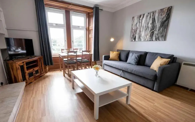 ☆ Bright, Modern West-End Apartment ☆