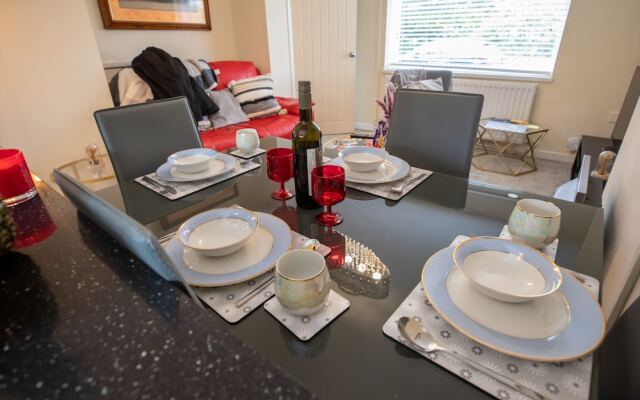 5star Serviced Homes- Free Wifi & Parking, Office