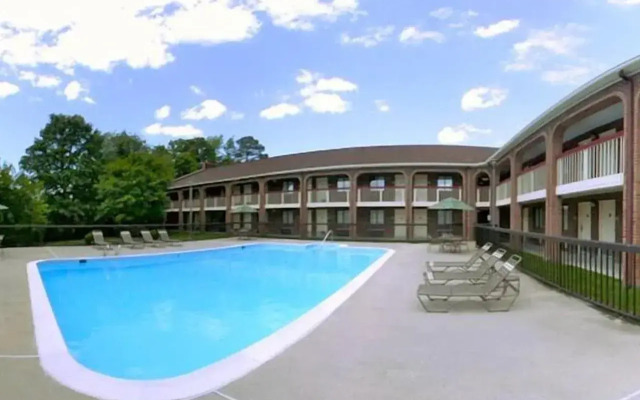 Rodeway Inn At Fort Lee