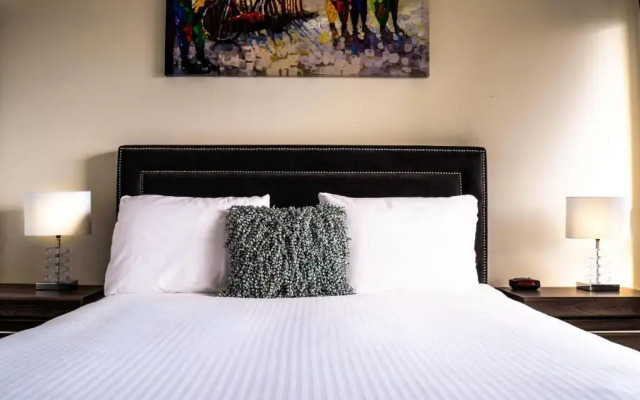 Royal Stays Furnished Apartments - Missisauga City Centre