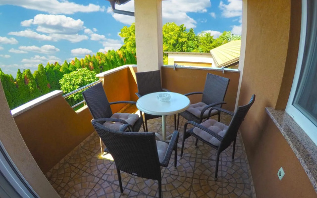 Apartments and Rooms Rea