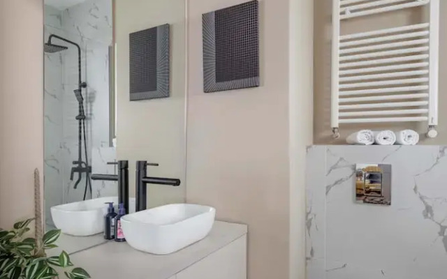 Modern Suite on Historic Calea Victoriei