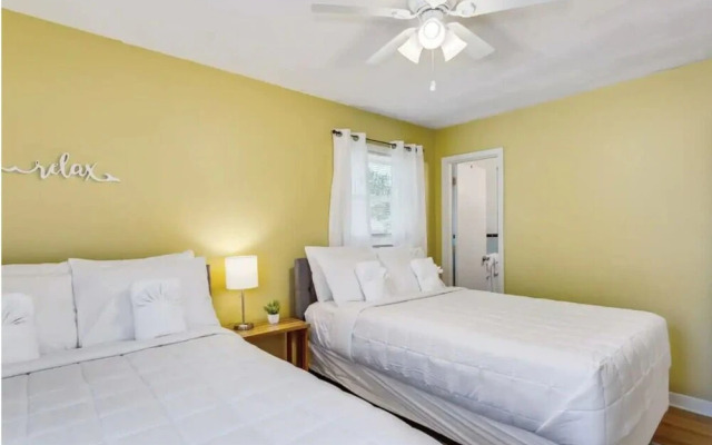 Near Downtown Beach House Apt