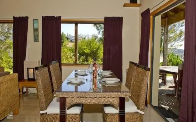 Treetop Oasis - Tairua Executive Holiday Home