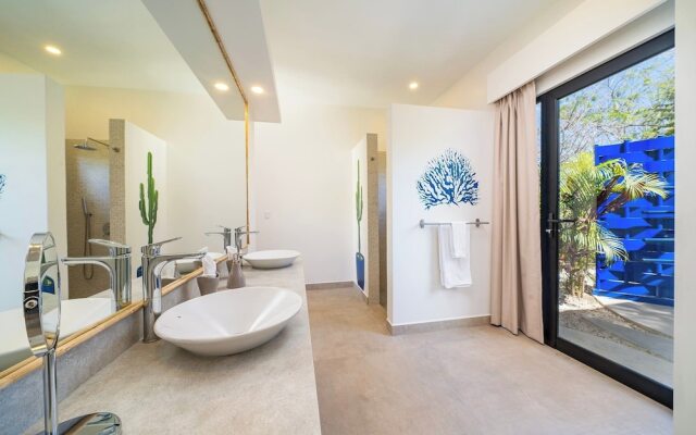 New Oasis in Gated Community With Pool Breakfast