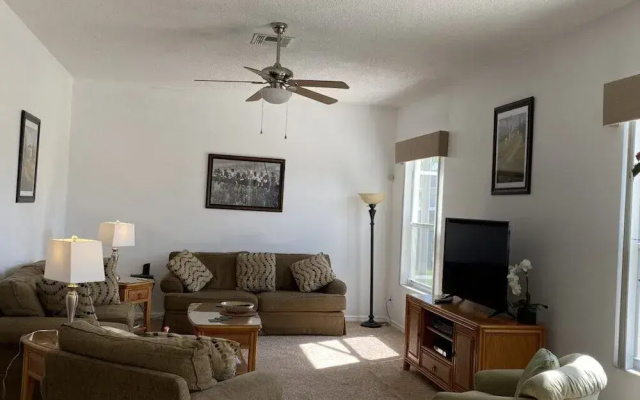 Hampton Lakes Villa
