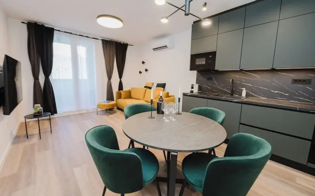 Koi Deluxe, Urban Two Bedroom Oasis