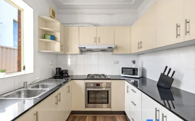 Comfy Private Rooms – Steps from Shops & Dining – Kitchen – Sydney