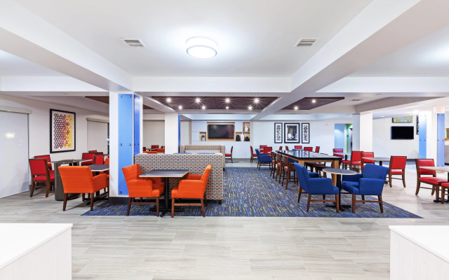 Holiday Inn Express & Suites Tulsa S Broken Arrow Hwy 51 by IHG