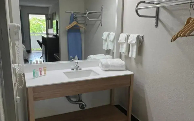 Days Inn & Suites by Wyndham Monroe