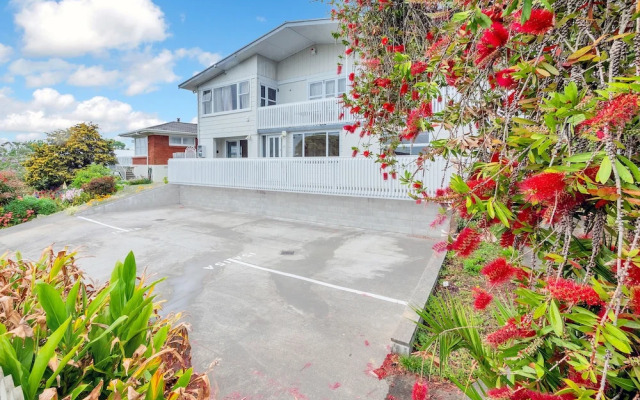 Sunny Three Bedroom Pakuranga Delight