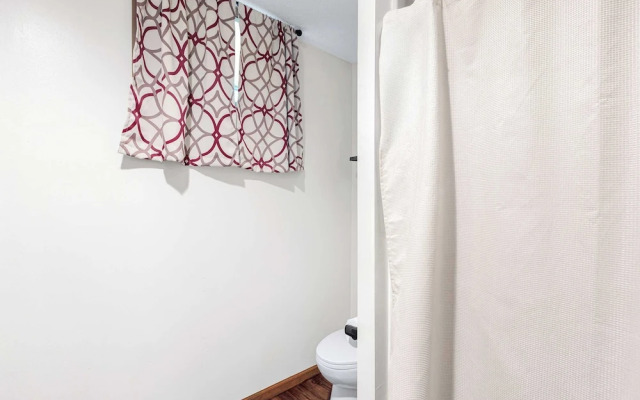 Boondock Bliss - Lakefront, Private Dock Sleeps 15!