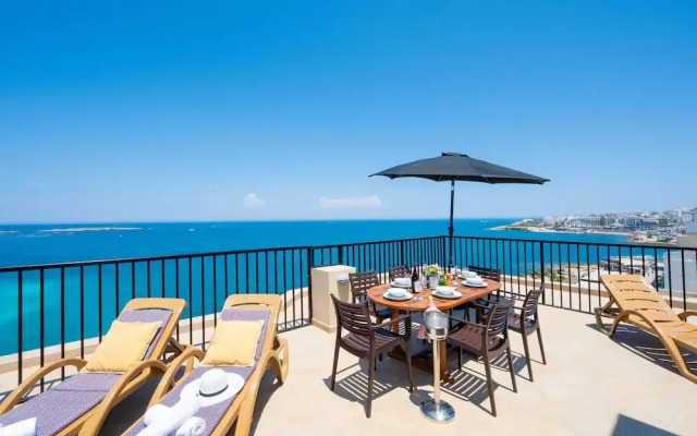 Islet Seafront Penthouse with Hot tub