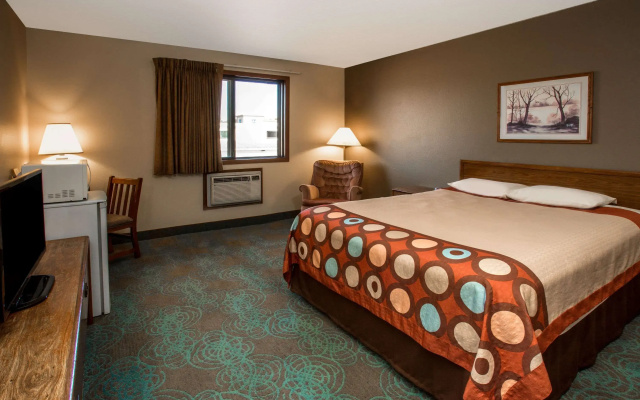 Super 8 by Wyndham Hartford WI