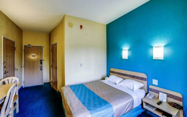 Motel 6 Huntsville, ON