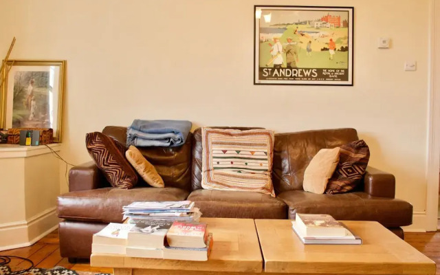 2 Bedroom Flat With Parking In Edinburgh