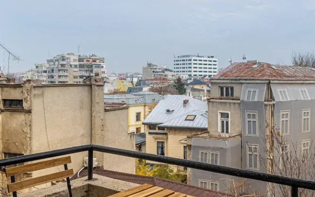 Loggia & Luxe 5BR Penthouse in Universitatii Area