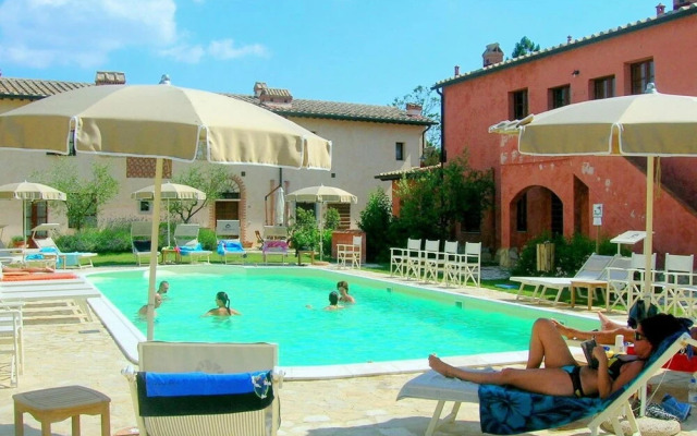 Cosy Apartment With Swimming Pool and Garden Close to Volterra and S Gimignano