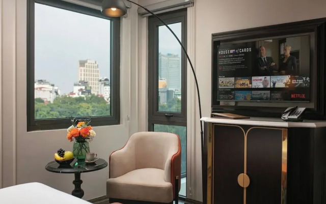 Le Premier Hotel & Rooftop Bar