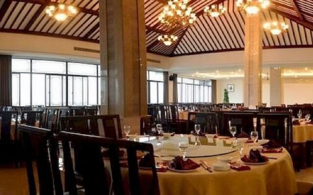 Luxiang Gucun Holiday Hotel