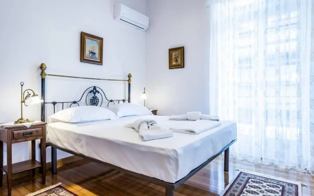 Neoclassical apartment with 3 bedrooms in Piraeus