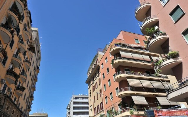 Colorful 3 bed Flat in Trendy San Giovanni!