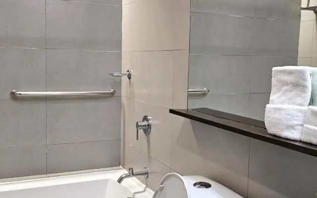 Microtel by Wyndham Acropolis