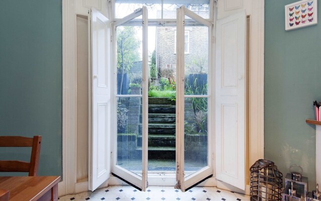 Bright Marloes Road Abode - CNRO