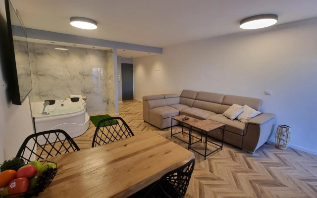 garden apartment 7 min walk to the beach