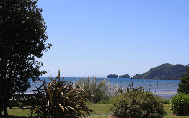Pohara Beachfront Motel