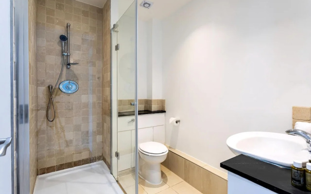 RAI - Modern Tower Hill Penthouse